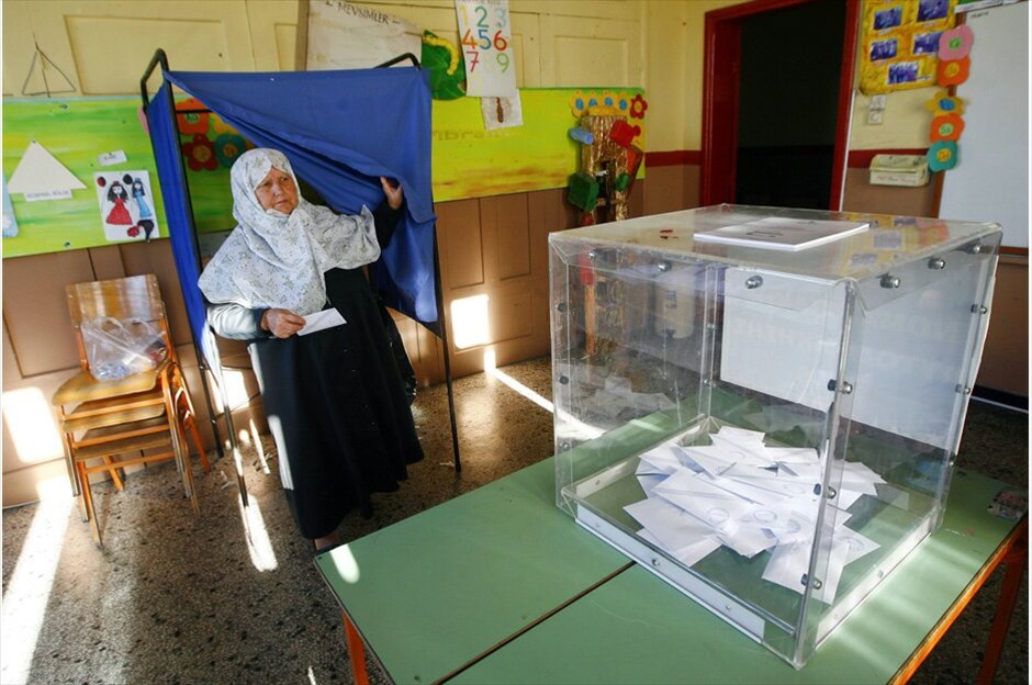 Βουλευτικές εκλογές στην Ελλάδα #6. Η 17η Ιουνίου σηματοδοτεί μία από τις πλέον κομβικές εκλογικές μάχες για την Ελλάδα και ίσως για ολόκληρη την Ευρώπη εδώ και δεκαετίες. Το αποτέλεσμα των βουλευτικών εκλογών θα σηματοδοτήσει το αν η Ελλάδα θα παραμείνει στο κοινό ευρωπαϊκό νόμισμα.Χωρίς ιδιαίτερα προβλήματα εξελίχθηκε η εκλογική διαδικασία, η οποία άρχισε στις 7 το πρωί και ολοκληρώθηκε στις 7 το απόγευμα. Σε αυτές τις εκλογές δεν υπήρχε σταυρός προτίμησης για τους υποψηφίους βουλευτές, καθώς εκλέγονται με λίστα.Σύμφωνα με τη Singular Logic στις 9.30 το βράδυ της Κυριακής θα υπάρξει η πρώτη ασφαλής εκτίμηση για τα αποτελέσματα της κάλπης.