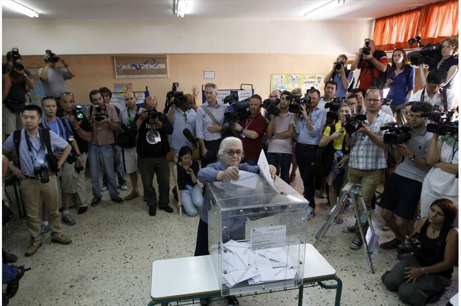Βουλευτικές εκλογές στην Ελλάδα #8. Η 17η Ιουνίου σηματοδοτεί μία από τις πλέον κομβικές εκλογικές μάχες για την Ελλάδα και ίσως για ολόκληρη την Ευρώπη εδώ και δεκαετίες. Το αποτέλεσμα των βουλευτικών εκλογών θα σηματοδοτήσει το αν η Ελλάδα θα παραμείνει στο κοινό ευρωπαϊκό νόμισμα.Χωρίς ιδιαίτερα προβλήματα εξελίχθηκε η εκλογική διαδικασία, η οποία άρχισε στις 7 το πρωί και ολοκληρώθηκε στις 7 το απόγευμα. Σε αυτές τις εκλογές δεν υπήρχε σταυρός προτίμησης για τους υποψηφίους βουλευτές, καθώς εκλέγονται με λίστα.Σύμφωνα με τη Singular Logic στις 9.30 το βράδυ της Κυριακής θα υπάρξει η πρώτη ασφαλής εκτίμηση για τα αποτελέσματα της κάλπης.