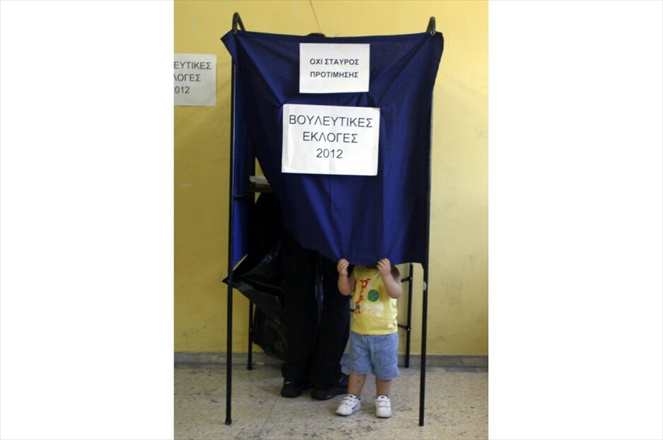 Βουλευτικές εκλογές στην Ελλάδα #13. Η 17η Ιουνίου σηματοδοτεί μία από τις πλέον κομβικές εκλογικές μάχες για την Ελλάδα και ίσως για ολόκληρη την Ευρώπη εδώ και δεκαετίες. Το αποτέλεσμα των βουλευτικών εκλογών θα σηματοδοτήσει το αν η Ελλάδα θα παραμείνει στο κοινό ευρωπαϊκό νόμισμα.Χωρίς ιδιαίτερα προβλήματα εξελίχθηκε η εκλογική διαδικασία, η οποία άρχισε στις 7 το πρωί και ολοκληρώθηκε στις 7 το απόγευμα. Σε αυτές τις εκλογές δεν υπήρχε σταυρός προτίμησης για τους υποψηφίους βουλευτές, καθώς εκλέγονται με λίστα.Σύμφωνα με τη Singular Logic στις 9.30 το βράδυ της Κυριακής θα υπάρξει η πρώτη ασφαλής εκτίμηση για τα αποτελέσματα της κάλπης.