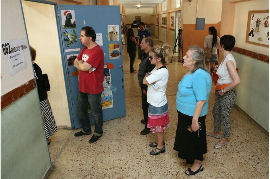 Βουλευτικές εκλογές στην Ελλάδα #16. Η 17η Ιουνίου σηματοδοτεί μία από τις πλέον κομβικές εκλογικές μάχες για την Ελλάδα και ίσως για ολόκληρη την Ευρώπη εδώ και δεκαετίες. Το αποτέλεσμα των βουλευτικών εκλογών θα σηματοδοτήσει το αν η Ελλάδα θα παραμείνει στο κοινό ευρωπαϊκό νόμισμα.Χωρίς ιδιαίτερα προβλήματα εξελίχθηκε η εκλογική διαδικασία, η οποία άρχισε στις 7 το πρωί και ολοκληρώθηκε στις 7 το απόγευμα. Σε αυτές τις εκλογές δεν υπήρχε σταυρός προτίμησης για τους υποψηφίους βουλευτές, καθώς εκλέγονται με λίστα.Σύμφωνα με τη Singular Logic στις 9.30 το βράδυ της Κυριακής θα υπάρξει η πρώτη ασφαλής εκτίμηση για τα αποτελέσματα της κάλπης.