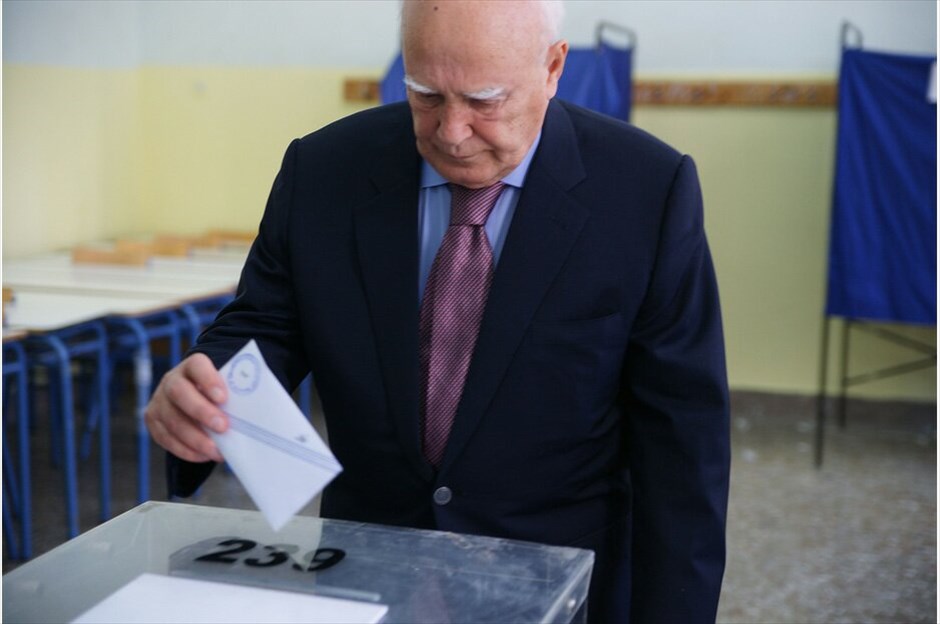 H ψήφος της πολιτικής και πολιτειακής ηγεσίας #1. Την ευχή και την ελπίδα η ψήφος του ελληνικού λαού να μας οδηγήσει στο σχηματισμό μιας σταθερής κυβέρνησης που θα επιληφθεί αμέσως για την επίλυση των προβλημάτων που βασανίζουν το λαό, εξέφρασε, από τα Γιάννενα, ο Πρόεδρος της Δημοκρατίας, Κάρολος Παπούλιας.