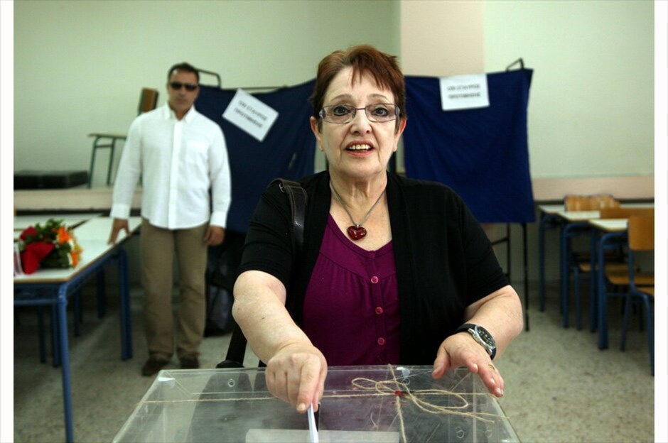 H ψήφος της πολιτικής και πολιτειακής ηγεσίας #10. Η Γενική Γραμματέας της κεντρικής επιτροπής του ΚΚΕ Αλέκα Παπαρήγα άσκησε το εκλογικό της δικαίωμα στο Περιστέρι, για τις επαναληπτικές Βουλευτικές Εκλογές 2012.