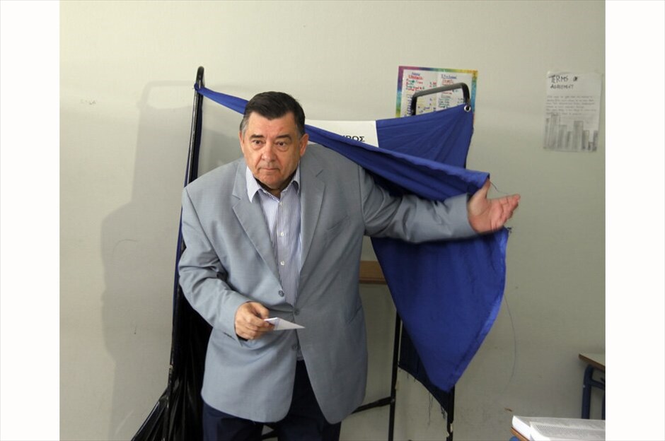 H ψήφος της πολιτικής και πολιτειακής ηγεσίας #11. Να ακολουθήσουν το παράδειγμα της Εθνικής Ομάδας Ποδοσφαίρου κάλεσε τους Ελληνες ψηφοφόρους ο πρόεδρος του ΛΑΟΣ, Γιώργος Καρατζαφέρης, μετά από την άσκηση του εκλογικού δικαιώματός του στο Π. Φάληρο.