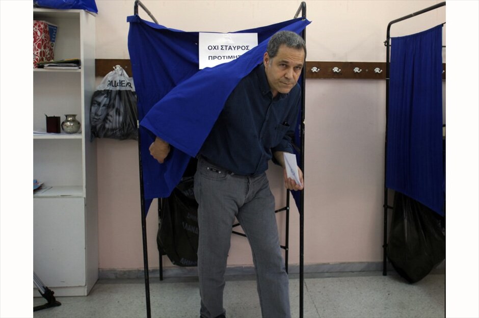 H ψήφος της πολιτικής και πολιτειακής ηγεσίας #13. Την πεποίθησή του ότι η Ελλάδα θα παραμείνει στην ευρωπαϊκή οικογένεια με πράξεις και όχι μόνο με διακηρύξεις εξέφρασε ο επικεφαλής του κόμματος «Δημιουργία ξανά!», Θάνος Τζήμερος, μετά από την άσκηση του εκλογικού δικαιώματός του στο Χαλάνδρι.