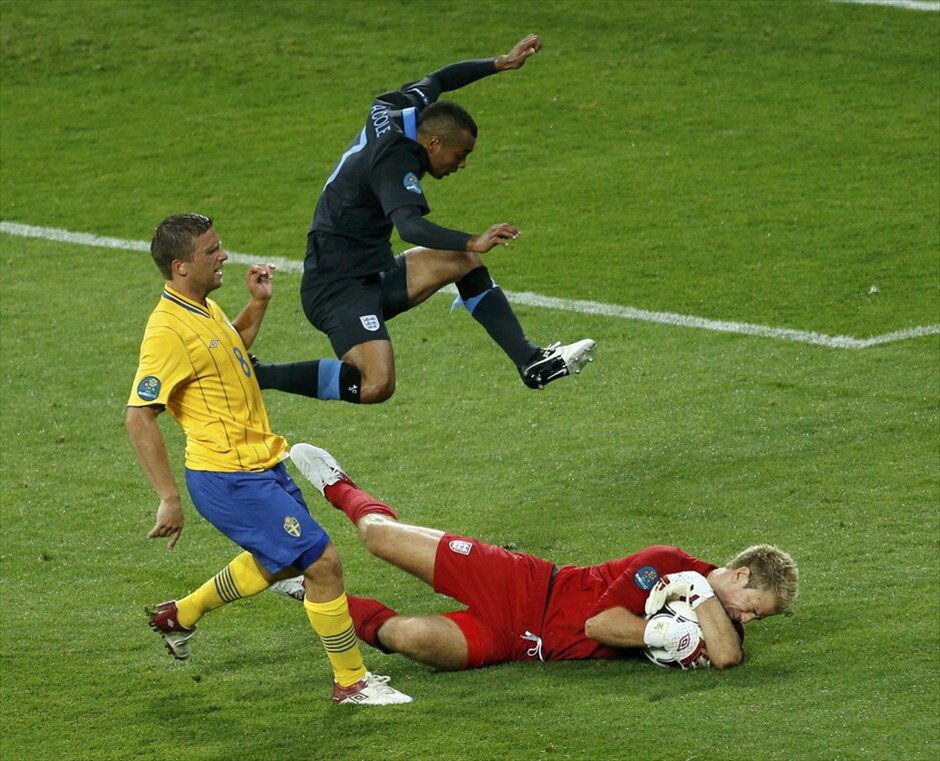 Euro 2012 - Σουηδία - Αγγλία (2-3) #27. Μεγάλη νίκη επί της Σουηδίας με 3-2 πήρε η Αγγλία στο Κίεβο, αποτέλεσμα που ήταν καταδικαστικό για τους Σκανδιναβούς. Η Σουηδία έγινε η δεύτερη ομάδα μετά την Ιρλανδία που αποχαιρετά το Euro 2012.