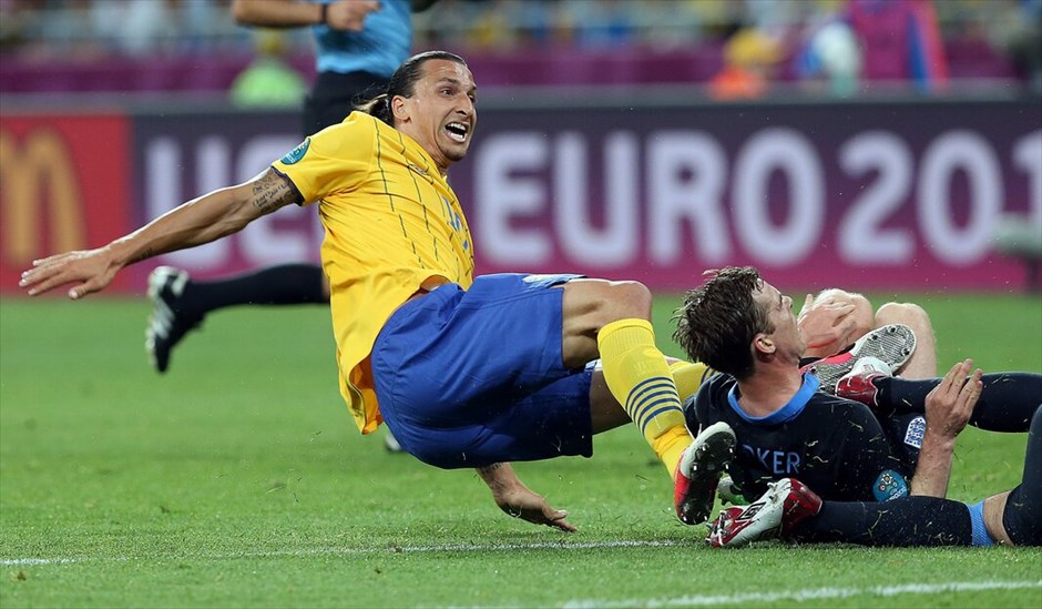 Euro 2012 - Σουηδία - Αγγλία (2-3) #35. Μεγάλη νίκη επί της Σουηδίας με 3-2 πήρε η Αγγλία στο Κίεβο, αποτέλεσμα που ήταν καταδικαστικό για τους Σκανδιναβούς. Η Σουηδία έγινε η δεύτερη ομάδα μετά την Ιρλανδία που αποχαιρετά το Euro 2012.