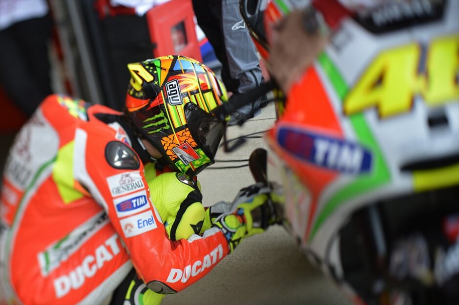 MotoGP: Οι ελεύθερες δοκιμές της Παρασκευής στο Σίλβερστοουν #7. Ο Βαλεντίνο Ρόσι κοιτάζει την GP12 στα πιτς της Ducati. DUCATI TEAM