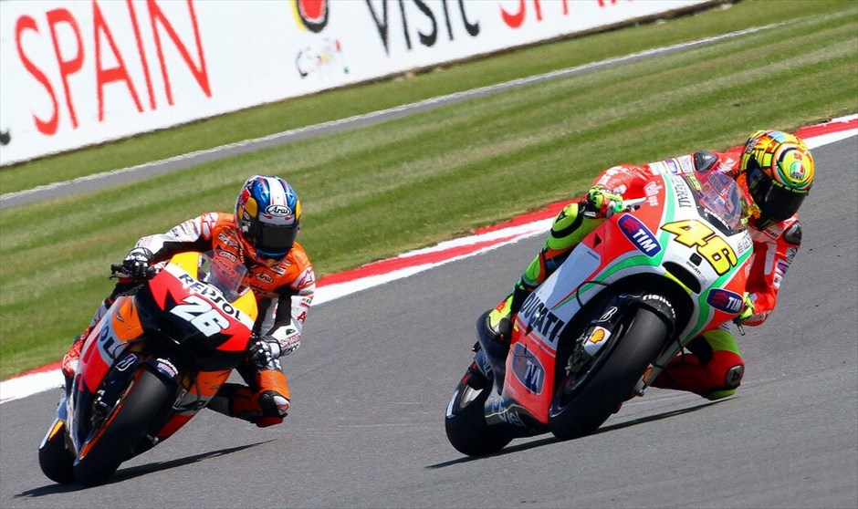 MotoGP: Οι ελεύθερες δοκιμές της Παρασκευής στο Σίλβερστοουν #16. Βαλεντίνο Ρόσι (Ducati Team), Ντάνι Πεντρόζα (Repsol Honda).
