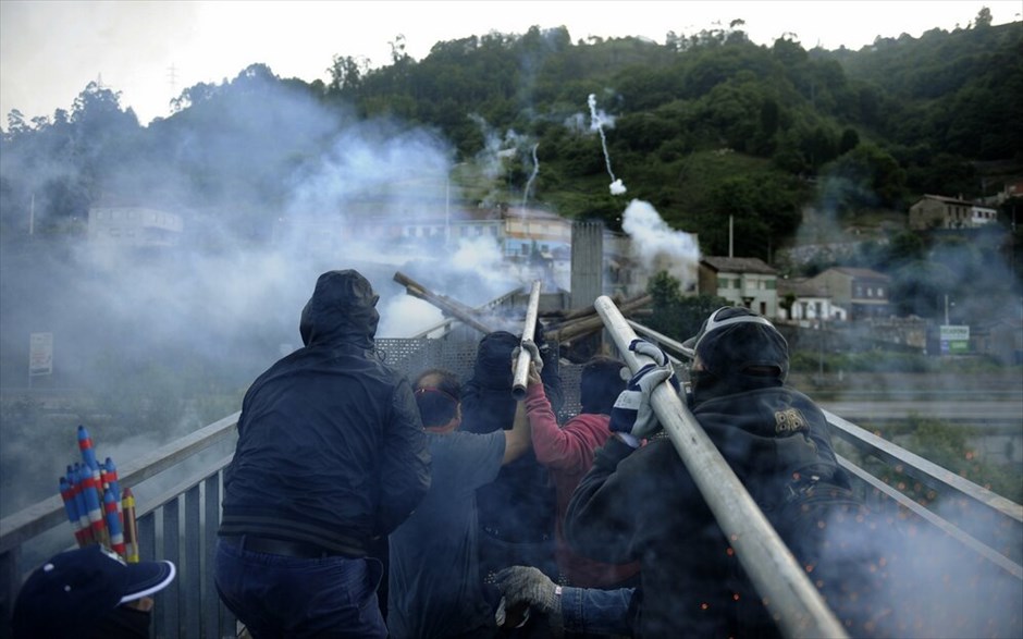 Ισπανία: Συγκρούσεις ανθρακωρύχων με αστυνομικές δυνάμεις #6. Συγκρούσεις έχουν ξεσπάσει μεταξύ ανθρακωρύχων και αστυνομικών δυνάμεων σε ανθρακωρυχείο στην περιοχή Ελ Εντρέγο, κοντά στην Οβιέδο, στη βόρεια Ισπανία. Οι ανθρακωρύχοι διαμαρτύρονται εναντίον στην πρόταση της Ισπανικής κυβέρνησης να μειώσει τις επενδύσεις στην παραγωγή κάρβουνου.