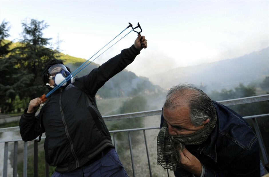 Ισπανία: Συγκρούσεις ανθρακωρύχων με αστυνομικές δυνάμεις #9. Συγκρούσεις έχουν ξεσπάσει μεταξύ ανθρακωρύχων και αστυνομικών δυνάμεων σε ανθρακωρυχείο στην περιοχή Ελ Εντρέγο, κοντά στην Οβιέδο, στη βόρεια Ισπανία. Οι ανθρακωρύχοι διαμαρτύρονται εναντίον στην πρόταση της Ισπανικής κυβέρνησης να μειώσει τις επενδύσεις στην παραγωγή κάρβουνου.