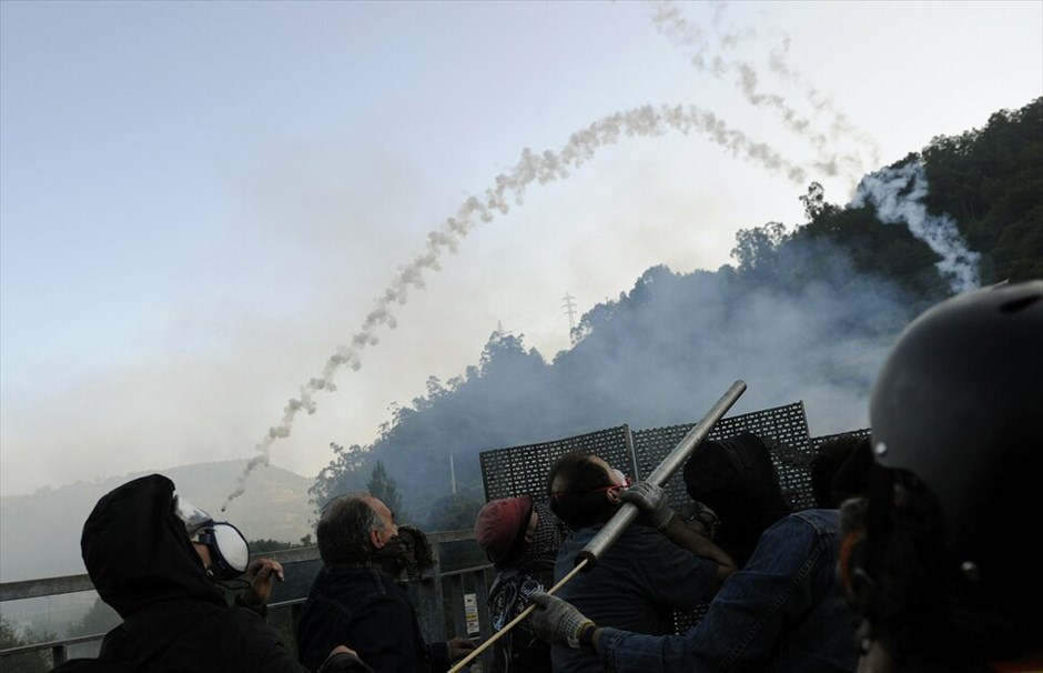 Ισπανία: Συγκρούσεις ανθρακωρύχων με αστυνομικές δυνάμεις #11. Συγκρούσεις έχουν ξεσπάσει μεταξύ ανθρακωρύχων και αστυνομικών δυνάμεων σε ανθρακωρυχείο στην περιοχή Ελ Εντρέγο, κοντά στην Οβιέδο, στη βόρεια Ισπανία. Οι ανθρακωρύχοι διαμαρτύρονται εναντίον στην πρόταση της Ισπανικής κυβέρνησης να μειώσει τις επενδύσεις στην παραγωγή κάρβουνου.