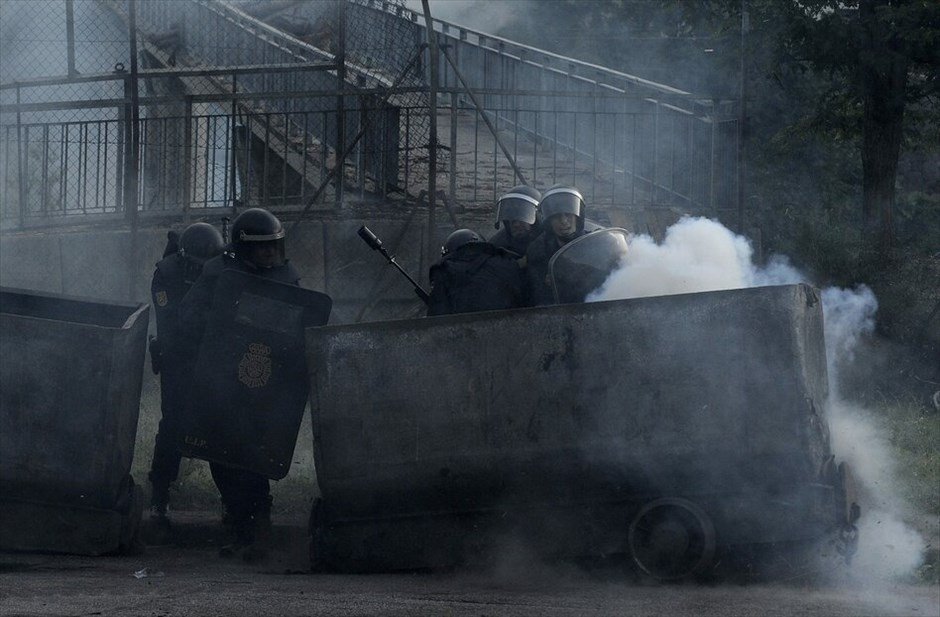 Ισπανία: Συγκρούσεις ανθρακωρύχων με αστυνομικές δυνάμεις #13. Συγκρούσεις έχουν ξεσπάσει μεταξύ ανθρακωρύχων και αστυνομικών δυνάμεων σε ανθρακωρυχείο στην περιοχή Ελ Εντρέγο, κοντά στην Οβιέδο, στη βόρεια Ισπανία. Οι ανθρακωρύχοι διαμαρτύρονται εναντίον στην πρόταση της Ισπανικής κυβέρνησης να μειώσει τις επενδύσεις στην παραγωγή κάρβουνου.