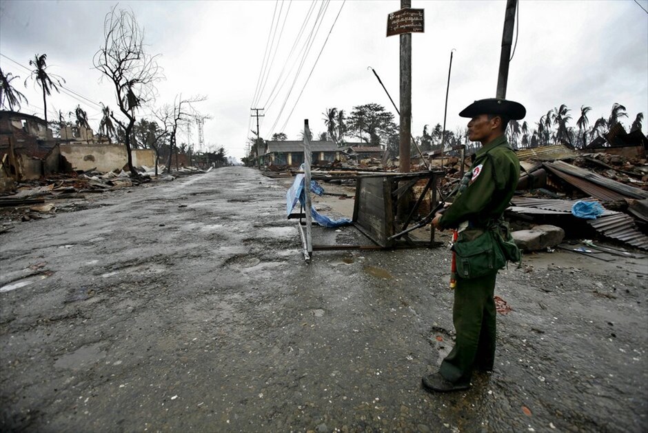 Συνεχίζονται οι ταραχές στη Μιανμάρ #12. Χιλιάδες μουσουλμάνοι Ροχίνγκιας και βουδιστές του κρατιδίου Ραχίν εγκατέλειψαν τις εστίες τους για να γλιτώσουν από τις χειρότερες θρησκευτικές συγκρούσεις στη χώρα των τελευταίων ετών. Τα βίαια επεισόδια μεταξύ των δύο κοινοτήτων, στοίχισαν τη ζωή 21 ανθρώπων τη Δευτέρα, μετέδωσαν τα κρατικά μέσα ενημέρωσης, αλλά ακτιβιστές εξέφρασαν φόβους ότι ο απολογισμός των νεκρών μπορεί να είναι πολύ υψηλότερος. Τουλάχιστον 1.600 σπίτια παραδόθηκαν στις φλόγες. Ο στρατός μετέφερε εκατοντάδες Ροχίνγκιας σε μουσουλμανικά χωριά στα περίχωρα της Σίτουε για να είναι ασφαλείς.