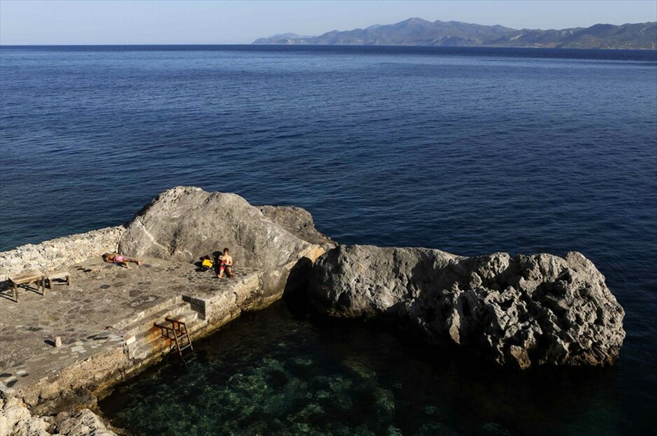 Ο ελληνικός τουρισμός στη σκιά της κρίσης #18. Ξένοι τουρίστες σε ένα μικρό κόλπο στην πόλη της Μονεμβασιάς – 28 Μαΐου 2012./