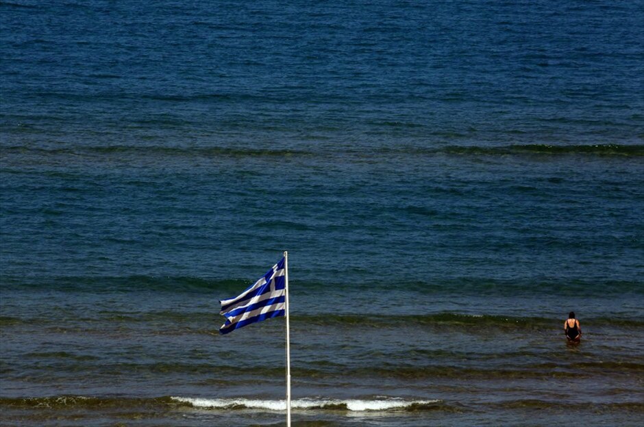 Ο ελληνικός τουρισμός στη σκιά της κρίσης #26. Γερμανίδα τουρίστρια στην παραλία του ξενοδοχειακού συγκροτήματος Olympia Riviera στην Κυλλήνη, 285 χλμ νοτιοδυτικά της Αθήνας – 31 Μαΐου 2012./