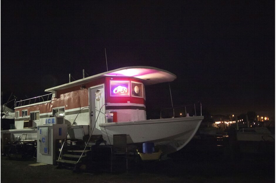 Ενα πλωτό ξενοδοχείο στη Νέα Υόρκη #1. To «Boatel», είναι ένα εκκεντρικό πλεούμενο ξενοδοχείο, διαχειριζόμενο από καλλιτέχνες, στη συνοικία Far Rockaway της Νέας Υόρκης, προσφέροντας ένα χαλαρωτικό καταφύγιο από την έντονη ζωή της πόλης. Φτιαγμένο από 16 εγκαταλελειμμένα σκάφη στη Μαρίνα 59, κοντά στο αεροδρόμιο Κένεντι, τα συμπαθέστατα ανακαινισμένα καταλύματα είναι διακοσμημένα με πολύχρωμες ζωγραφιές και αντικείμενα. Έχει ολοκληρωθεί μία καμπίνα με θέμα τα ψυχεδελικά χρώματα και έναν πολυέλαιο από χάντρες, καθώς και μία με θέμα την επιστήμη, διακοσμημένη με απολιθώματα, μεγεθυντικούς φακούς και κιάλια. Η διαμονή μίας νύχτας κοστίζει μεταξύ 55 και 100 δολαρίων για μία βάρκα, που μπορεί με άνεση να φιλοξενήσει δύο ανθρώπους, και σε κάποιες περιπτώσεις περισσότερους. Τα έσοδα διατίθενται για την υποστήριξη της μικρής αλλά ακμάζουσας καλλιτεχνικής κοινότητας καθώς και σε μελλοντικά καλλιτεχνικά προγράμματα που θα επιτρέψουν στην ανακαίνιση περισσότερων σκαφών.Φωτογραφίες: Reuters - Allison Joyce