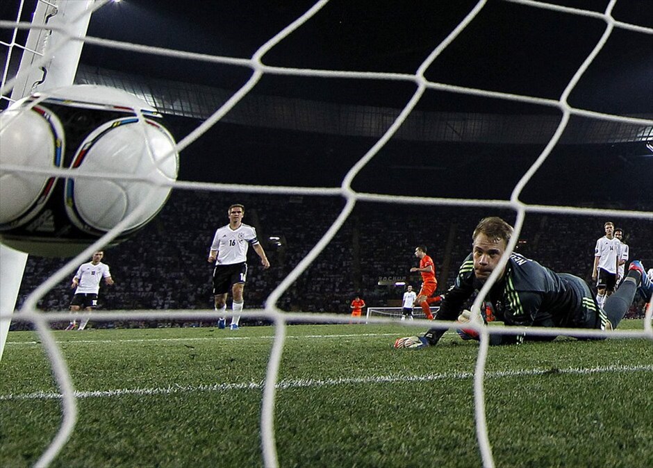 Euro 2012 - Ολλανδία - Γερμανία (1-2)  #21. Με μεγάλο πρωταγωνιστή τον Μάριο Γκόμεζ, η Γερμανία εξασφάλισε κατά 99.9% την πρόκριση στα προημιτελικά του Euro 2012. Ο σέντερ φορ της Μπάγερν Μονάχου πέτυχε και τα δύο τέρματα των «πάντσερ» στο τελικό 2-1 επί της Ολλανδίας, η οποία αναζητεί ένα μεγάλο θαύμα για να περάσει στους «8», μετά τη δεύτερη διαδοχική της ήττα.