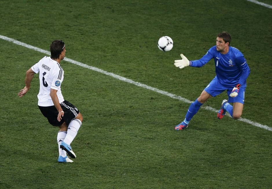 Euro 2012 - Ολλανδία - Γερμανία (1-2)  #23. Με μεγάλο πρωταγωνιστή τον Μάριο Γκόμεζ, η Γερμανία εξασφάλισε κατά 99.9% την πρόκριση στα προημιτελικά του Euro 2012. Ο σέντερ φορ της Μπάγερν Μονάχου πέτυχε και τα δύο τέρματα των «πάντσερ» στο τελικό 2-1 επί της Ολλανδίας, η οποία αναζητεί ένα μεγάλο θαύμα για να περάσει στους «8», μετά τη δεύτερη διαδοχική της ήττα.