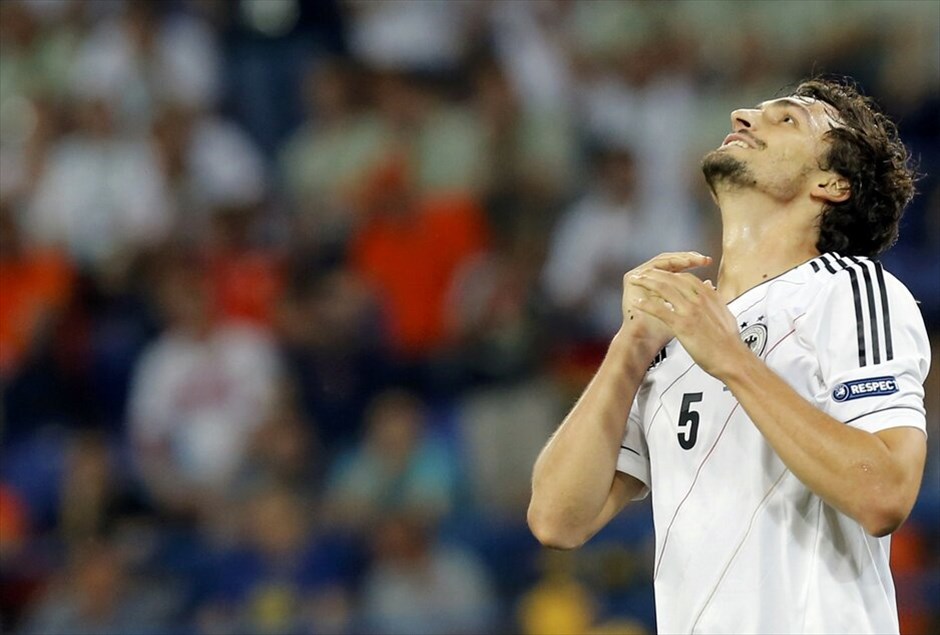 Euro 2012 - Ολλανδία - Γερμανία (1-2)  #25. Με μεγάλο πρωταγωνιστή τον Μάριο Γκόμεζ, η Γερμανία εξασφάλισε κατά 99.9% την πρόκριση στα προημιτελικά του Euro 2012. Ο σέντερ φορ της Μπάγερν Μονάχου πέτυχε και τα δύο τέρματα των «πάντσερ» στο τελικό 2-1 επί της Ολλανδίας, η οποία αναζητεί ένα μεγάλο θαύμα για να περάσει στους «8», μετά τη δεύτερη διαδοχική της ήττα.