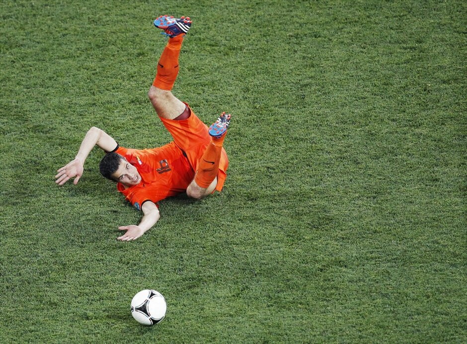 Euro 2012 - Ολλανδία - Γερμανία (1-2)  #30. Με μεγάλο πρωταγωνιστή τον Μάριο Γκόμεζ, η Γερμανία εξασφάλισε κατά 99.9% την πρόκριση στα προημιτελικά του Euro 2012. Ο σέντερ φορ της Μπάγερν Μονάχου πέτυχε και τα δύο τέρματα των «πάντσερ» στο τελικό 2-1 επί της Ολλανδίας, η οποία αναζητεί ένα μεγάλο θαύμα για να περάσει στους «8», μετά τη δεύτερη διαδοχική της ήττα.