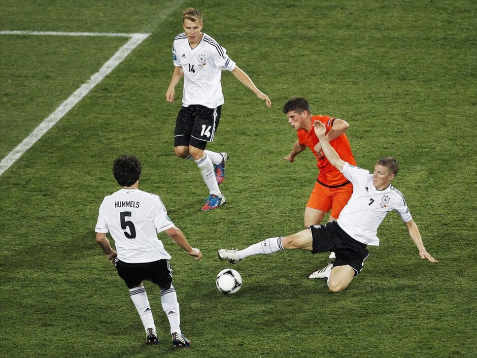 Euro 2012 - Ολλανδία - Γερμανία (1-2)  #31. Με μεγάλο πρωταγωνιστή τον Μάριο Γκόμεζ, η Γερμανία εξασφάλισε κατά 99.9% την πρόκριση στα προημιτελικά του Euro 2012. Ο σέντερ φορ της Μπάγερν Μονάχου πέτυχε και τα δύο τέρματα των «πάντσερ» στο τελικό 2-1 επί της Ολλανδίας, η οποία αναζητεί ένα μεγάλο θαύμα για να περάσει στους «8», μετά τη δεύτερη διαδοχική της ήττα.