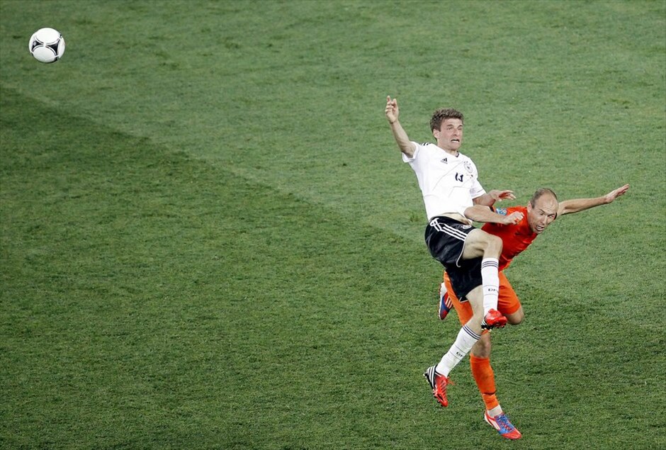 Euro 2012 - Ολλανδία - Γερμανία (1-2)  #32. Με μεγάλο πρωταγωνιστή τον Μάριο Γκόμεζ, η Γερμανία εξασφάλισε κατά 99.9% την πρόκριση στα προημιτελικά του Euro 2012. Ο σέντερ φορ της Μπάγερν Μονάχου πέτυχε και τα δύο τέρματα των «πάντσερ» στο τελικό 2-1 επί της Ολλανδίας, η οποία αναζητεί ένα μεγάλο θαύμα για να περάσει στους «8», μετά τη δεύτερη διαδοχική της ήττα.