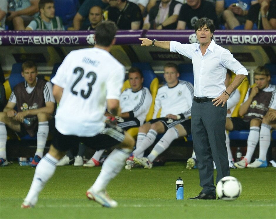 Euro 2012 - Ολλανδία - Γερμανία (1-2)  #34. Με μεγάλο πρωταγωνιστή τον Μάριο Γκόμεζ, η Γερμανία εξασφάλισε κατά 99.9% την πρόκριση στα προημιτελικά του Euro 2012. Ο σέντερ φορ της Μπάγερν Μονάχου πέτυχε και τα δύο τέρματα των «πάντσερ» στο τελικό 2-1 επί της Ολλανδίας, η οποία αναζητεί ένα μεγάλο θαύμα για να περάσει στους «8», μετά τη δεύτερη διαδοχική της ήττα.