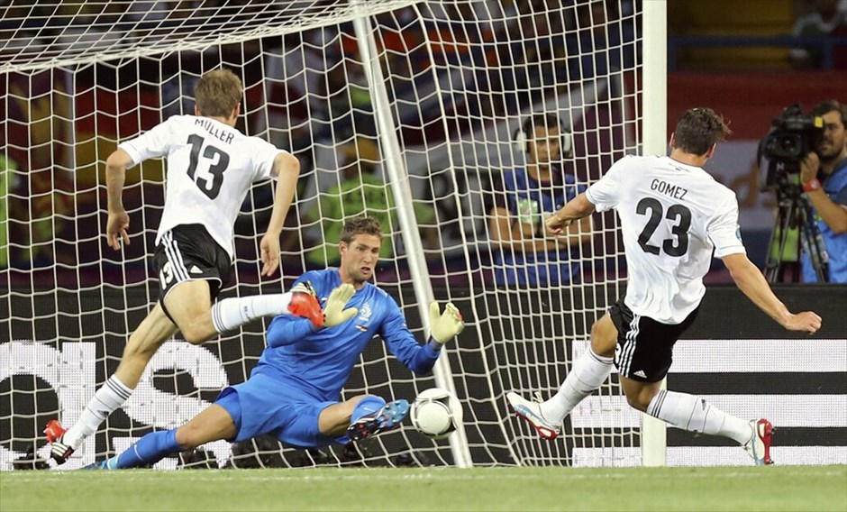 Euro 2012 - Ολλανδία - Γερμανία (1-2)  #36. Με μεγάλο πρωταγωνιστή τον Μάριο Γκόμεζ, η Γερμανία εξασφάλισε κατά 99.9% την πρόκριση στα προημιτελικά του Euro 2012. Ο σέντερ φορ της Μπάγερν Μονάχου πέτυχε και τα δύο τέρματα των «πάντσερ» στο τελικό 2-1 επί της Ολλανδίας, η οποία αναζητεί ένα μεγάλο θαύμα για να περάσει στους «8», μετά τη δεύτερη διαδοχική της ήττα.