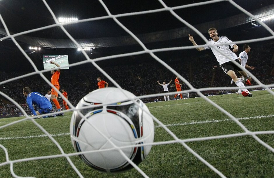 Euro 2012 - Ολλανδία - Γερμανία (1-2)  #37. Με μεγάλο πρωταγωνιστή τον Μάριο Γκόμεζ, η Γερμανία εξασφάλισε κατά 99.9% την πρόκριση στα προημιτελικά του Euro 2012. Ο σέντερ φορ της Μπάγερν Μονάχου πέτυχε και τα δύο τέρματα των «πάντσερ» στο τελικό 2-1 επί της Ολλανδίας, η οποία αναζητεί ένα μεγάλο θαύμα για να περάσει στους «8», μετά τη δεύτερη διαδοχική της ήττα.