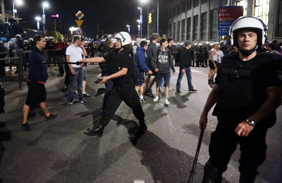 Eπεισόδια μεταξύ οπαδών στον αγώνα Πολωνία-Ρωσία #6. Η αστυνομία της Πολωνίας προέβη στη σύλληψη συνολικά 184 φιλάθλων, οι περισσότεροι εκ των οποίων Πολωνοί, εν μέσω επεισοδίων που σημειώθηκαν πριν και μετά τον αγώνα μεταξύ της Πολωνίας και της Ρωσίας. Οι περισσότερες από τις συλλήψεις πραγματοποιήθηκαν κατά την διάρκεια πορείας Ρώσων φιλάθλων προς το γήπεδο όπου διεξήχθη ο αγώνας, όταν 100 χούλιγκαν προκάλεσαν επεισόδια στους δρόμους της Βαρσοβίας. Στις συμπλοκές τραυματίστηκαν 20 άνθρωποι, εκ των οποίων 10 αστυνομικοί, επτά Πολωνοί, δύο Ρώσοι και ένας Γερμανός. Περί τους 6.000 αστυνομικούς είχαν επιστρατευτεί για την διασφάλιση της τάξης στην πολωνική πρωτεύουσα εν όψει του αγώνα.