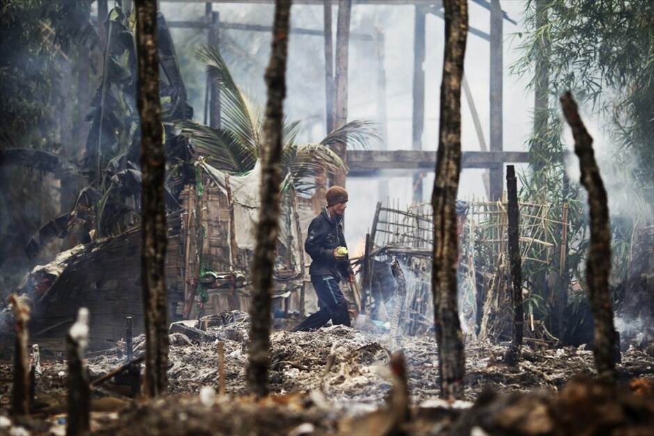 Σφοδρές συγκρούσεις στη Μιανμάρ #6. Σε κατάσταση εκτάκτου ανάγκης κηρύχθηκε το κρατίδιο Ραχίν στη δυτική Μιανμάρ, μετά τις σφοδρές συγκρούσεις που ξέσπασαν μέσα στο Σαββατοκύριακο μεταξύ της μουσουλμανικής μειονότητας των Ροχίνγκιας και Βουδιστών. Οι συγκρούσεις αυτές ήταν οι πιο σφοδρές που έχει γνωρίσει η χώρα. Μετά τον θάνατο επτά ατόμων από τα βίαια επεισόδια, ο στρατός της χώρας εκλήθη να αποκαταστήσει την τάξη.