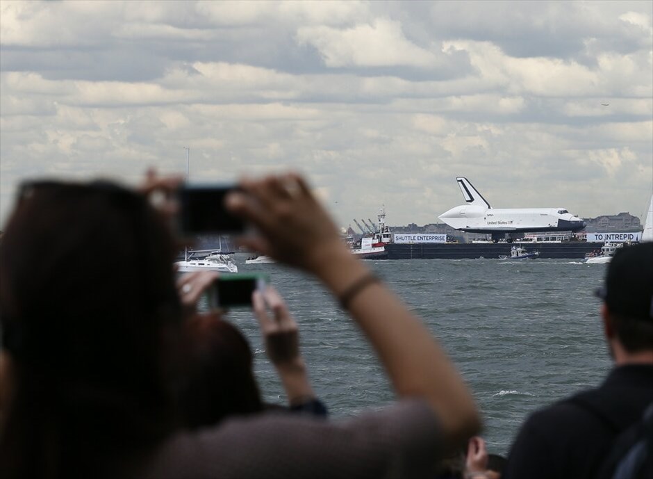Το Enterprise στο μουσείο Intrepid #2. Το σκάφος Enterprise, το παλαιότερο από τα διαστημικά λεωφορεία το οποίο ποτέ του όμως δεν ταξίδεψε στο διάστημα, μεταφέρεται σήμερα στον τελευταίο του προορισμό, το μουσείο Intrepid της Νέας Υόρκης.