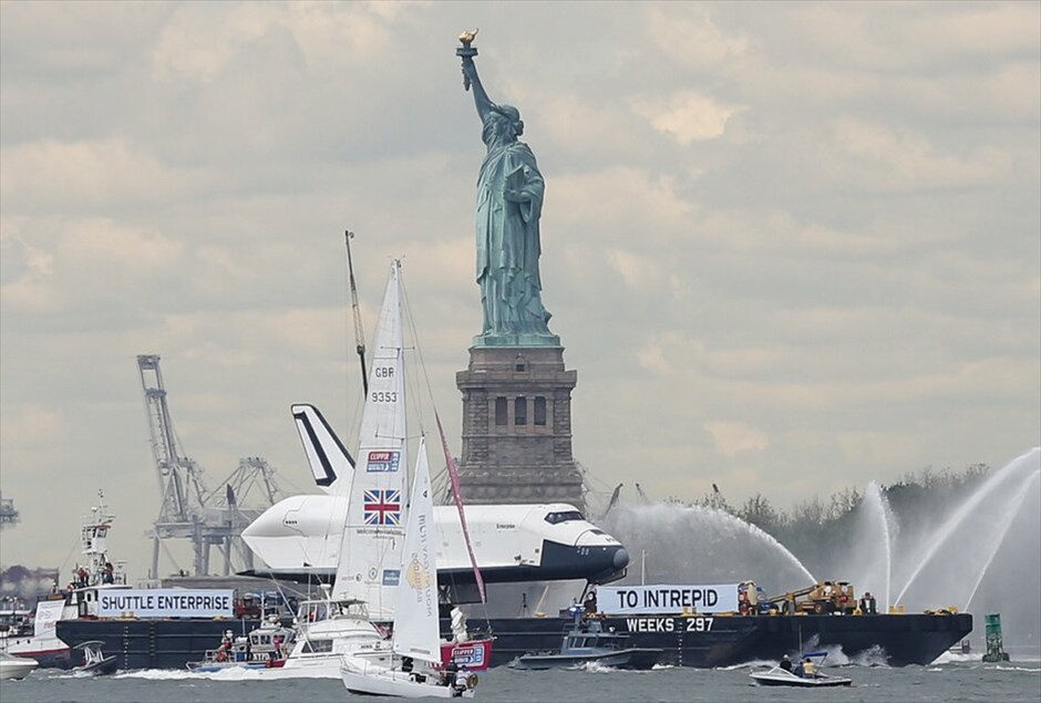 Το Enterprise στο μουσείο Intrepid #4. Το σκάφος Enterprise, το παλαιότερο από τα διαστημικά λεωφορεία το οποίο ποτέ του όμως δεν ταξίδεψε στο διάστημα, μεταφέρεται σήμερα στον τελευταίο του προορισμό, το μουσείο Intrepid της Νέας Υόρκης.