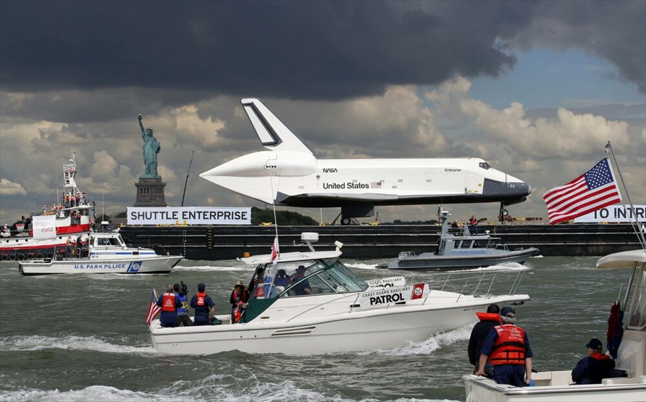 Το Enterprise στο μουσείο Intrepid #6. Το σκάφος Enterprise, το παλαιότερο από τα διαστημικά λεωφορεία το οποίο ποτέ του όμως δεν ταξίδεψε στο διάστημα, μεταφέρεται σήμερα στον τελευταίο του προορισμό, το μουσείο Intrepid της Νέας Υόρκης.