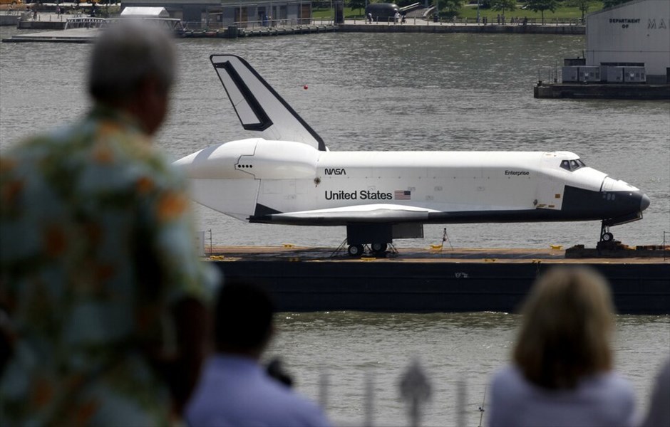 Το Enterprise στο μουσείο Intrepid #10. Το σκάφος Enterprise, το παλαιότερο από τα διαστημικά λεωφορεία το οποίο ποτέ του όμως δεν ταξίδεψε στο διάστημα, μεταφέρεται σήμερα στον τελευταίο του προορισμό, το μουσείο Intrepid της Νέας Υόρκης.