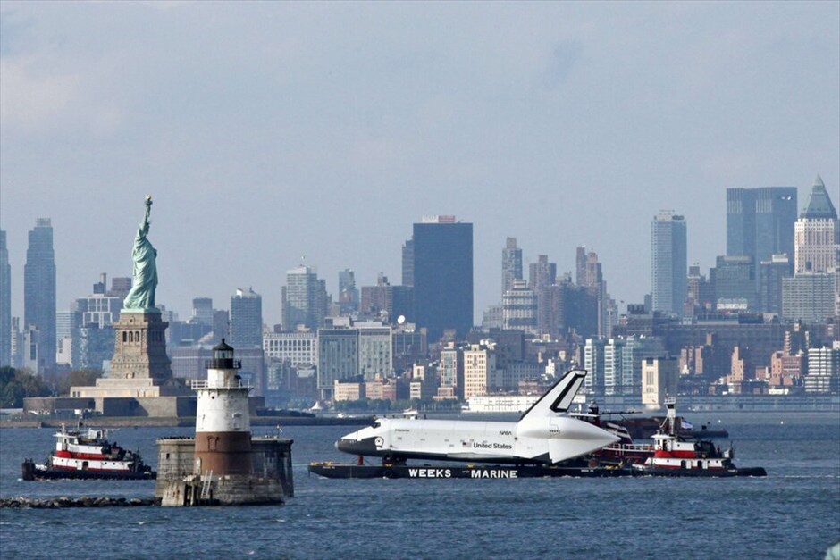 Το Enterprise στο μουσείο Intrepid #14. Το σκάφος Enterprise, το παλαιότερο από τα διαστημικά λεωφορεία το οποίο ποτέ του όμως δεν ταξίδεψε στο διάστημα, μεταφέρεται σήμερα στον τελευταίο του προορισμό, το μουσείο Intrepid της Νέας Υόρκης.