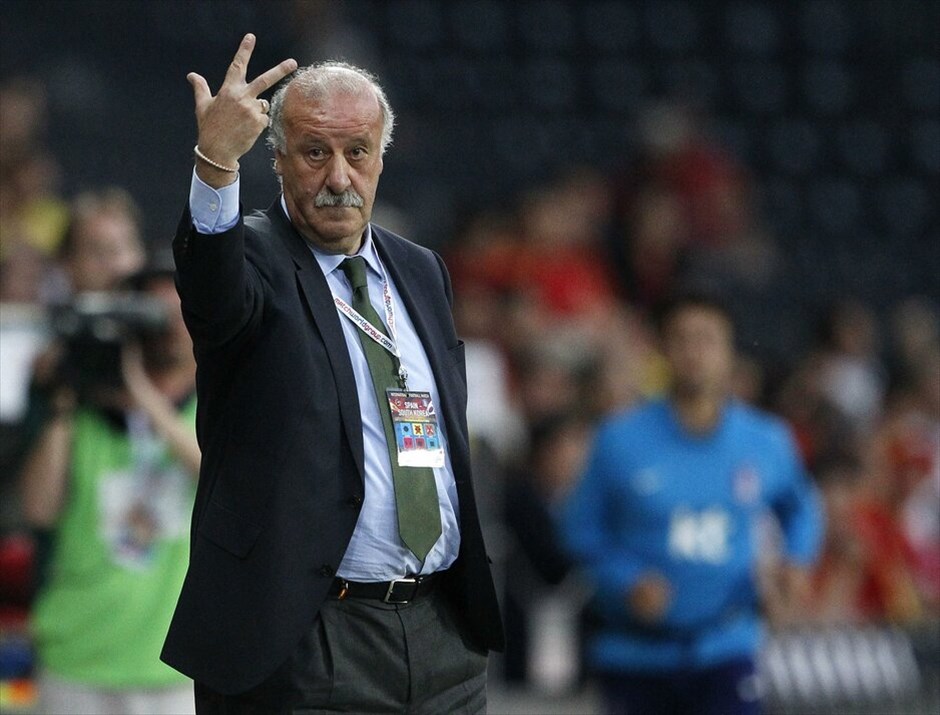 Οι 16 προπονητές του Euro 2012 #9. H πρωταθλήτρια κόσμου και Ευρώπης Ισπανία εμφανίζεται ως το απόλυτο φαβορί για την κατάκτηση του τρίτου τίτλου στο θεσμό και την διατήρηση των σκήπτρων της. Στον πάγκο των «Φούριας Ρόχας» από το Μάρτιο του 2008 κάθεται ο Βιθέντε ντελ Μπόσκε, ο μοναδικός προπονητής μαζί με τον Μαρτσέλο Λίπι που έχουν καταφέρει να κερδίσουν το Champions League και το Παγκόσμιο Κύπελλο, αντίστοιχα. Ο 61χρονος Ντελ Μπόσκε διαδέχθηκε τον Λουίς Αραγονιές, ο οποίος είχε κατακτήσει το Euro του 2008 και ανέβασε με τη σειρά του την ομάδα ένα σκαλοπάτι πιο ψηλά, στην κορυφή του κόσμου για πρώτη φορά, όταν πανηγύρισε το Μουντιάλ του 2010. Ο Ντελ Μπόσκε είναι γνωστός για την επιτυχημένη πορεία όταν βρισκόταν στον πάγκο της Ρεάλ Μαδρίτης από το 1999-2003 όπου η «βασίλισσα της Ευρώπης» κατέκτησε δύο πρωταθλήματα Ισπανίας (2000-01, 2002-03), ένα Σουπερ Καπ (2001), δύο Champions League (1999-2000, 2001-02), ένα UEFA Σούπερ Καπ και ένα Διηπειρωτικό (2002). Η καριέρα του ως ποδοσφαιριστής σχεδόν ταυτίστηκε με τη Ρεάλ Μαδρίτης στην οποία αγωνίστηκε σχεδόν 15 χρόνια (1970-1984) και πανηγύρισε πέντε πρωταθλήματα (1974-75, 1975-76, 1977-78, 1978-79, 1979-80) και τέσσερα Κόπα Ντελ Ρέι (1973-74, 1974-75, 1981-82).