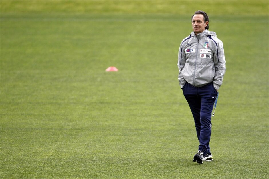 Οι 16 προπονητές του Euro 2012 #10. Η Ιταλία πηγαίνει στο φετινό Euro με στόχο να έχει καλύτερη πορεία από το προηγούμενο όπου αποκλείσθηκε στα προημιτελικά. Στην ουσία πρόκειται για την πρώτη μεγάλη διοργάνωση που ο Τσέζαρε Πραντέλι θα καθίσει στον πάγκο της Εθνικής ομάδας, τα ηνία της οποίας έχει αναλάβει από τον Μάιο του 2010 μετά τον Μαρτσέλο Λίπι. Ο 54χρονος τεχνικός εξαργύρωσε την πολύ καλή πενταετή πορεία του στην Φιορεντίνα (από 2005-2010) όπου την καθιέρωσε στην Serie A. Ως παίκτης έχει αγωνιστεί σε τρεις ομάδες (Ιταλικές) στην καριέρα του, την Κρεμονέζε (1974-1978), την Αταλάντα (1978-1979 και 1985-1990) και την Γιουβέντους (1975-1989). Με τους «μπιανκονέρι» κέρδισε τρία πρωταθλήματα Ιταλίας (1980-81, 1981-82, 1983-84), ένα Κύπελλο Ιταλίας (1983), ένα Champions League (1984-85) και ένα Κύπελλο Κυπελλούχων (1983-84). H Εθνική ομάδα είναι η μεγάλη του ευκαιρία για μία σημαντική διάκριση στην προπονητική του καριέρα.