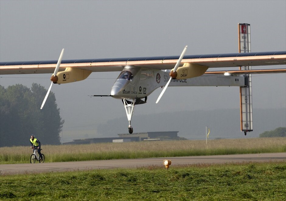 Το ταξίδι του ηλιακού αεροσκάφους Solar Impulse #3. Το πειραματικό αεροσκάφος αναχώρησε αρχικά από την Παγιέρν της δυτικής Ελβετίας με προορισμό το αεροδρόμιο Μπαράχας της Μαδρίτης. Πίσω από το πηδάλιο καθόταν ο Ελβετός επιχειρηματίας και λάτρης της περιπέτειας Αντρέ Μπόρσμπεργκ, ένας από τους ιδρυτές του ομίλου Solar Impulse, ο οποίος πριν από δύο χρόνια έφερε σε πέρας την πρώτη πτήση διάρκειας άνω των 24 ωρών με ηλιακό αεροσκάφος.