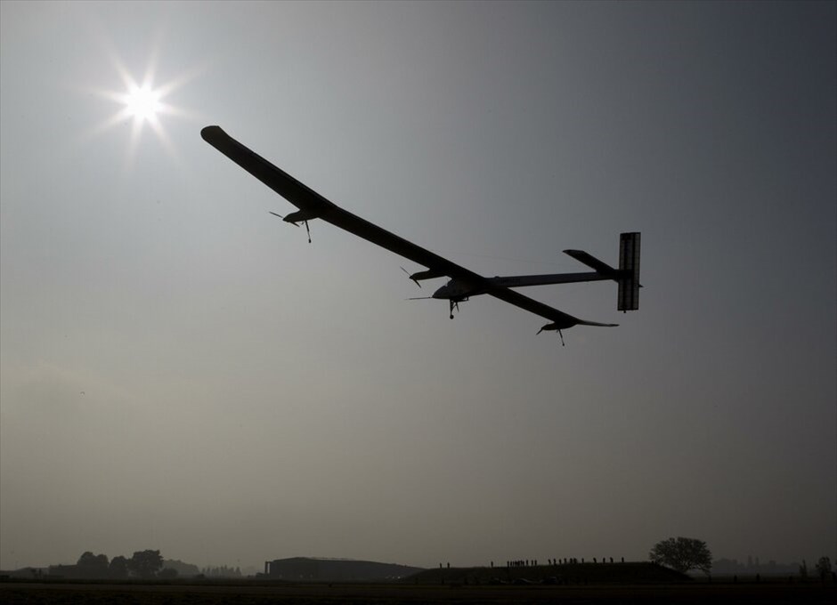 Το ταξίδι του ηλιακού αεροσκάφους Solar Impulse #4. Το ταξίδι δεν ξεκίνησε υπό τις καλύτερες προϋποθέσεις, καθώς στην Παγιέρν επικρατούσε ομίχλη, κάτι που είχε ως αποτέλεσμα η απογείωση να καθυστερήσει κατά δύο ώρες, δείχνοντας πόσο ευάλωτο είναι το μονοθέσιο αεροπλάνο.