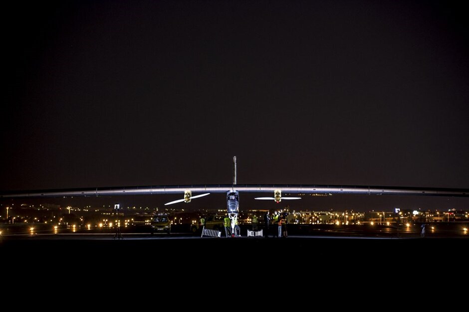 Το ταξίδι του ηλιακού αεροσκάφους Solar Impulse #7. Ο Ελβετός επιχειρηματίας και λάτρης της περιπέτειας Αντρέ Μπόρσμπεργκ, ένας από τους ιδρυτές του ομίλου Solar Impulse και πρώην πιλότος της ελβετικής Πολεμικής Αεροπορίας, αφού προσγειώθηκε στο αεροδρόμιο Μπαράχας της Μαδρίτης, παρέδωσε τα ηνία στο συνάδελφό του Μπερτράν Πικάρ, ο οποίος ολοκλήρωσε το δεύτερο σκέλος της πτήσης, προς το Μαρόκο.