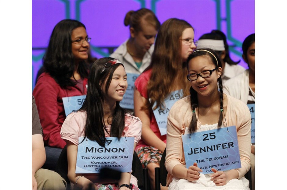 ΗΠΑ: Μαθητικός Διαγωνισμός Ορθογραφίας #2. Η Μινιόν Τσάι, και η Τζένιφερ Μονγκ από τον Καναδά κατά τη διάρκεια των ημιτελικών του «Scripps National Spelling Bee»./
