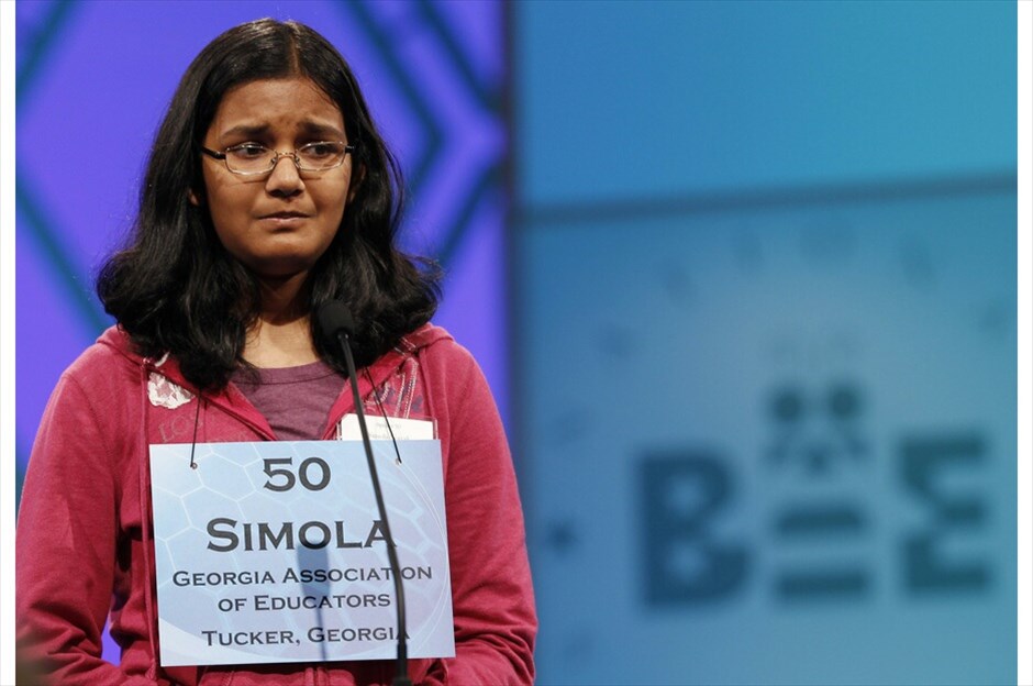 ΗΠΑ: Μαθητικός Διαγωνισμός Ορθογραφίας #3. Η Σιμόλα Νάγιακ από το Τάκερ της Τζώρτζια προσπαθεί να συλλαβίσει ορθογραφικά τη λέξη που της έχει δοθεί κατά τη διάρκεια των ημιτελικών του Scripps National Spelling Bee./