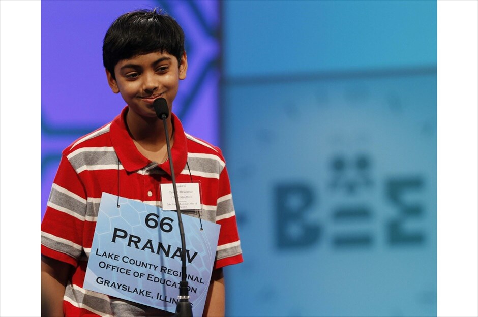 ΗΠΑ: Μαθητικός Διαγωνισμός Ορθογραφίας #4. Ο Πράναβ Σιβακουμάρ από το Γκρέισλεϊκ του Ιλλινόις προσπαθεί να συλλαβίσει ορθογραφικά μία λέξη κατά τη διάρκεια των ημιτελικών του Scripps National Spelling Bee./