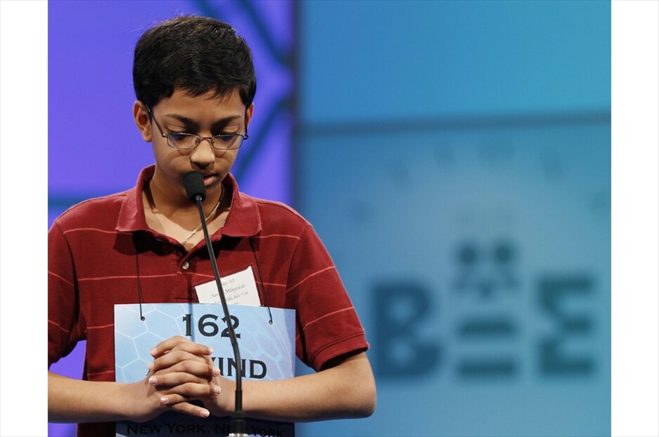 ΗΠΑ: Μαθητικός Διαγωνισμός Ορθογραφίας #6. Ο Αρβίντ Μαχανκάλι από το Μπέισαϊντ Χιλς στη Νέα Υόρκη προσπαθεί να συλλαβίσει μία λέξη κατά τη διάρκεια των ημιτελικών του Scripps National Spelling Bee./
