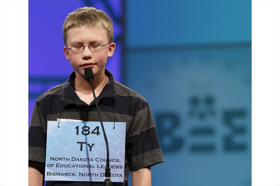 ΗΠΑ: Μαθητικός Διαγωνισμός Ορθογραφίας #7. Ο Τάι Κόρσμο από το Μπίσμαρκ στη Βόρεια Ντακότα προσπαθεί να συλλαβίσει ορθογραφικά μία λέξη κατά τη διάρκεια των ημιτελικών του Scripps National Spelling Bee./