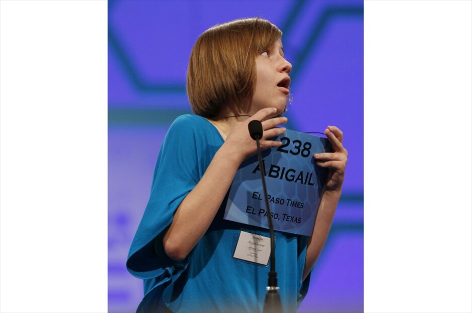 ΗΠΑ: Μαθητικός Διαγωνισμός Ορθογραφίας #8. Η Αμπιγκέιλ Βάιολετ Σπίτζερ από το Ελ Πάσο του Τέξας πανηγυρίζει μετά από το σωστό ορθογραφικό συλλαβισμό μίας λέξης κατά τη διάρκεια των ημιτελικών του Scripps National Spelling Bee./