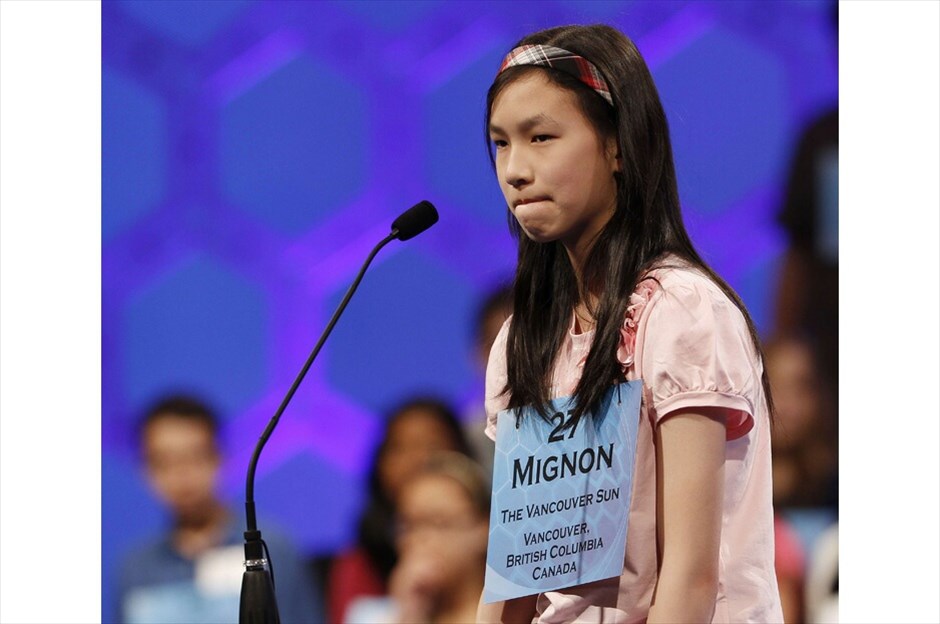 ΗΠΑ: Μαθητικός Διαγωνισμός Ορθογραφίας #9. Η Μινιόν Τσάι από τον Καναδά προσπαθεί να συλλαβίσει σωστά μία λέξη και αποτυγχάνει κατά τη διάρκεια των ημιτελικών του Scripps National Spelling Bee./