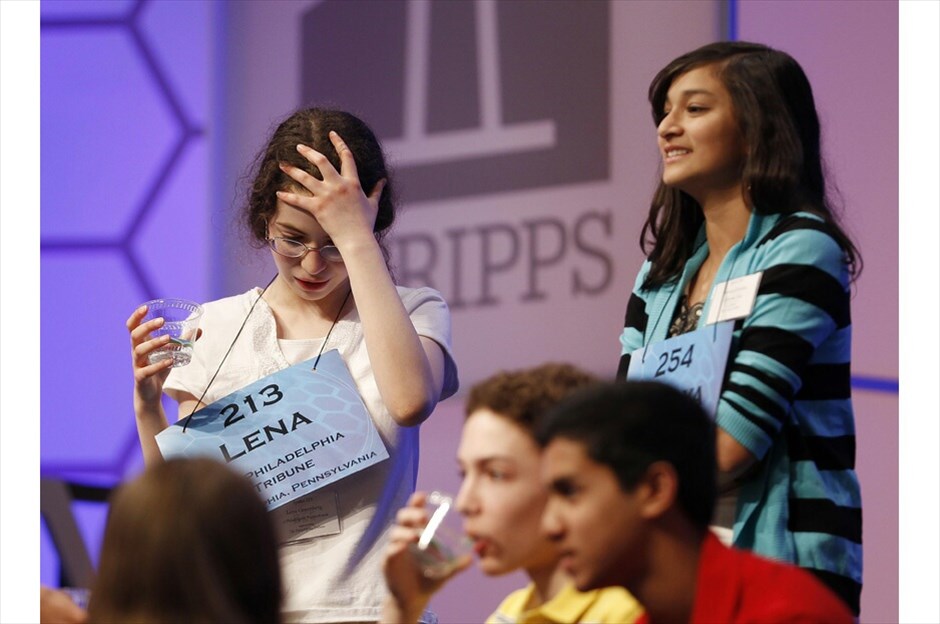 ΗΠΑ: Μαθητικός Διαγωνισμός Ορθογραφίας #11. Η Λένα Γκρίνμπεργκ από τη Φιλαδέλφεια, αγχωμένη, κατά τη διάρκεια διαλείμματος στους  ημιτελικούς του Scripps National Spelling Bee, μαζί με τη φίλη της Βισμάγια Χούι Χαρκαρ από το Σολτ Λέικ Σίτι, στη Γιούτα./