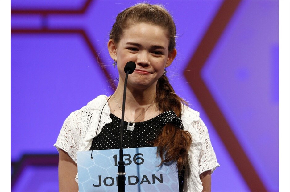 ΗΠΑ: Μαθητικός Διαγωνισμός Ορθογραφίας #14. Η Τζόρνταν Χοφμαν, 14 ετών, από το Μιζούρι αντιδρά καθώς συλλαβίζει λάθος μία λέξη στον τελικό γύρο του Scripps National Spelling Bee. 9 διαγωνιζόμενοι έχουν περάσει στον τελικό γύρο του διαγωνισμού./